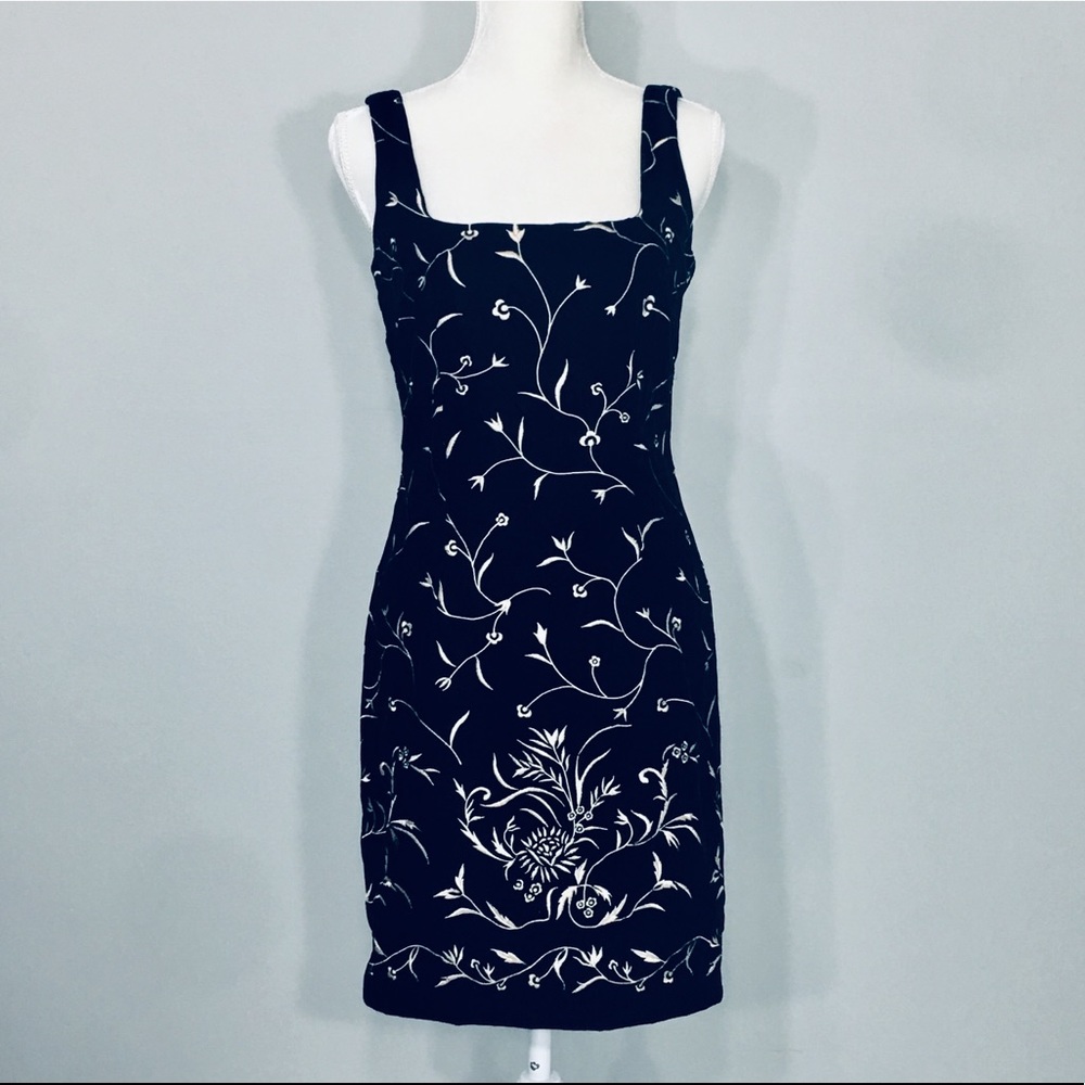 Ann Taylor Black Corduroy Floral Embroidered SZ 4